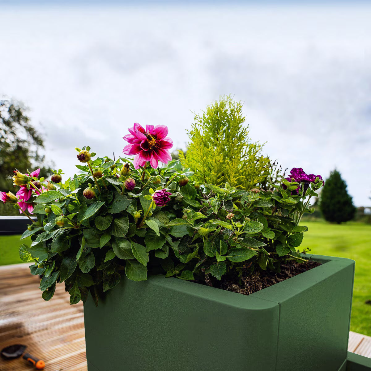 Stone Garden Hanbury 3-Tier Stackable Steel Planter Set in Green or Grey