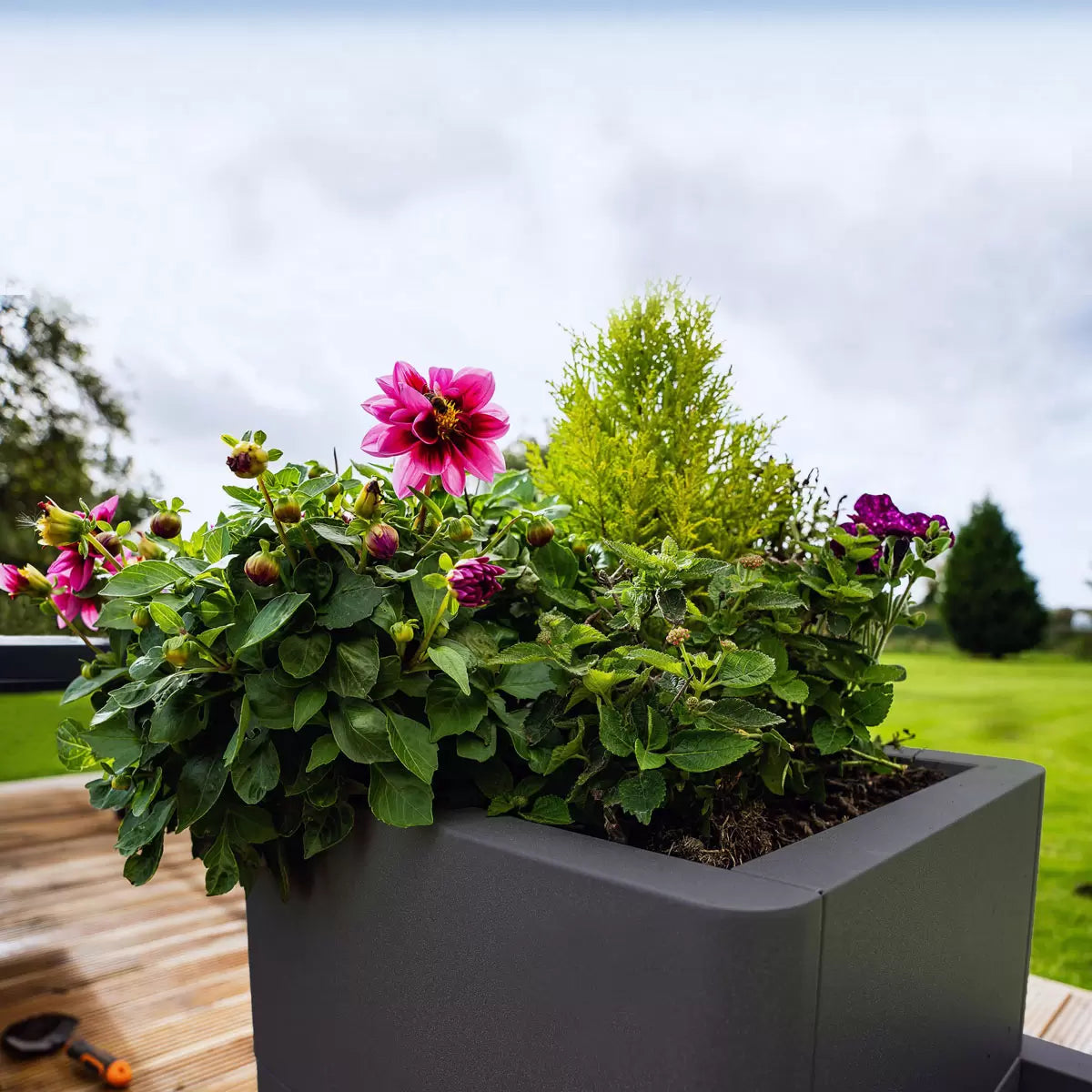 Stone Garden Hanbury 3-Tier Stackable Steel Planter Set in Green or Grey