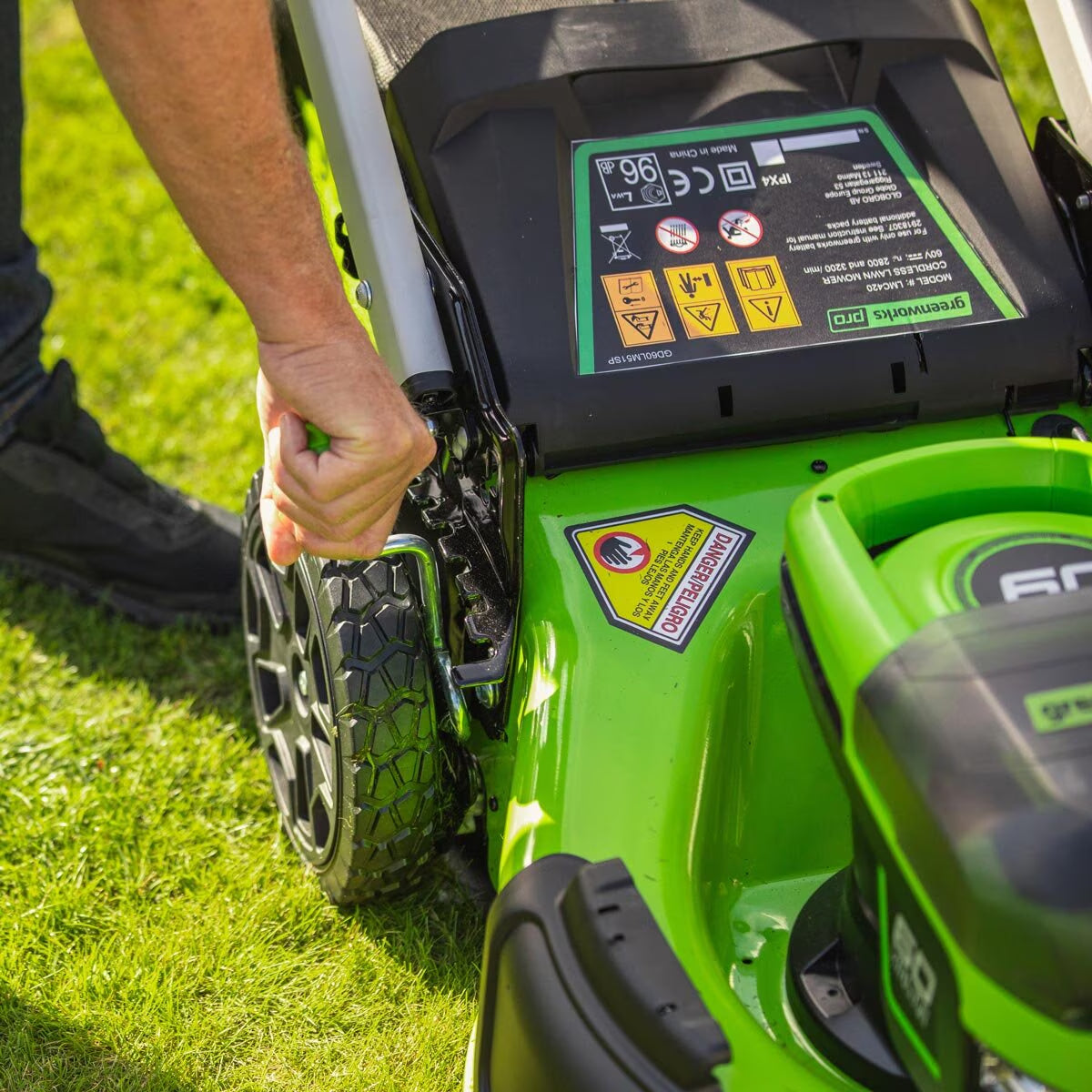 Greenworks 60V (4Ah) 46Cm Self-Propelled Cordless Battery Lawnmower with 1 X 4Ah Battery and 60V Charger
