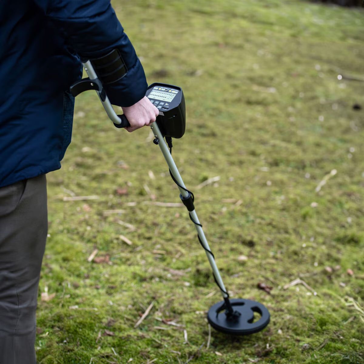 National Geographic Metal Detector for Kids & Beginners Treasure Hunting Tool
